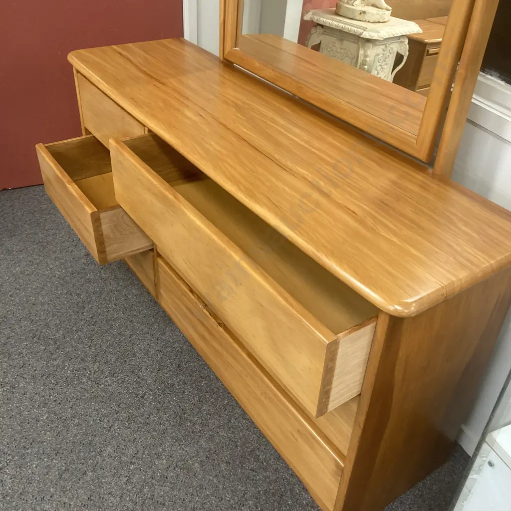 Danske Mobler Solid Rimu 6 Drawer Dressing Table, 167 x 137.5cm Image 1++