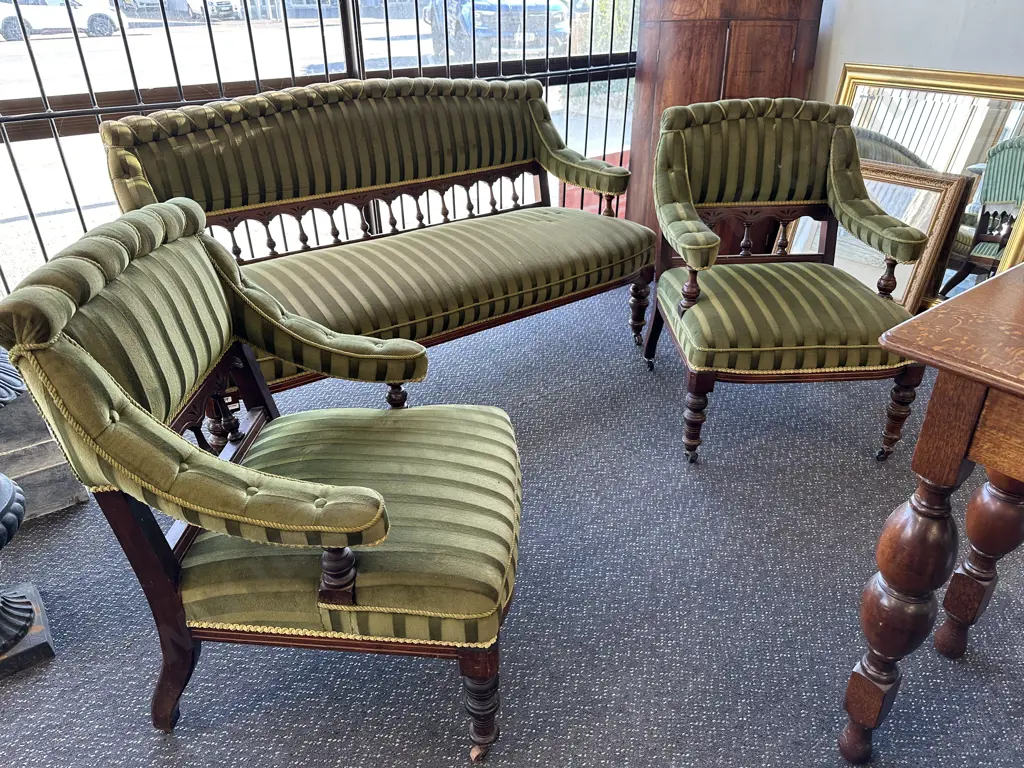 Rare Victorian Aesthetic Movement Sofa & Pair of Armchairs Image 1++