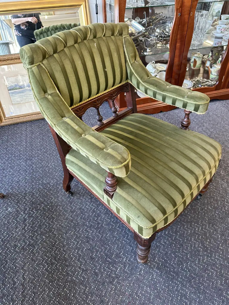 Rare Victorian Aesthetic Movement Sofa & Pair of Armchairs Image 1++