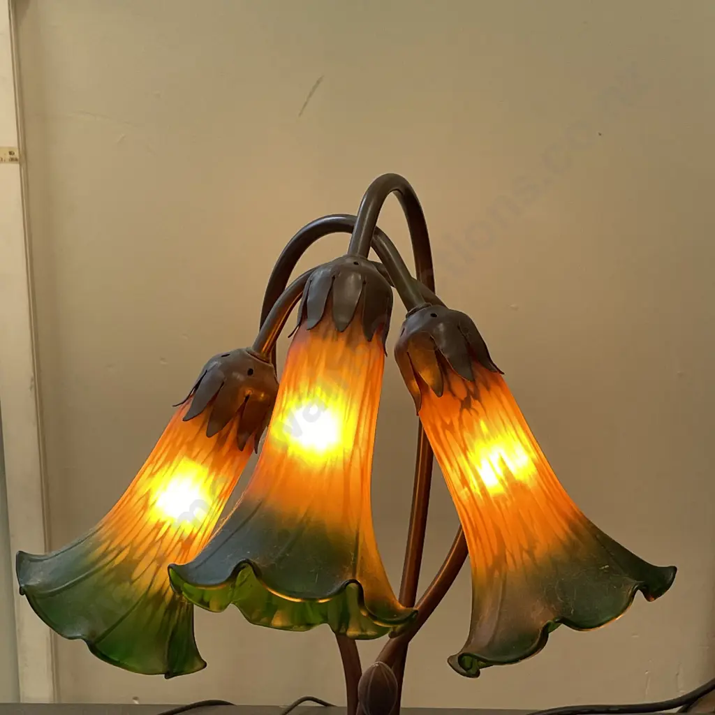 Tiffany Style Tulip Glass Lamp. Working Condition. Image 1++