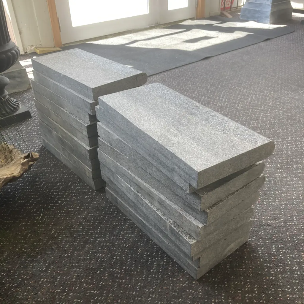 Lot of 18 Grey Concrete Bullnose Edge Pavers, H4 W40 D20cm Image 1++