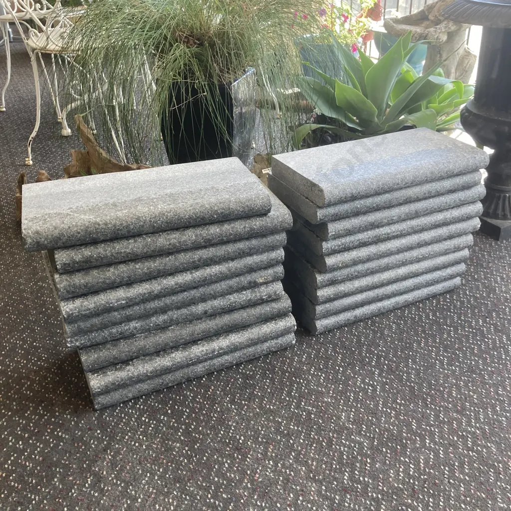 Lot of 18 Grey Concrete Bullnose Edge Pavers, H4 W40 D20cm Image 1++