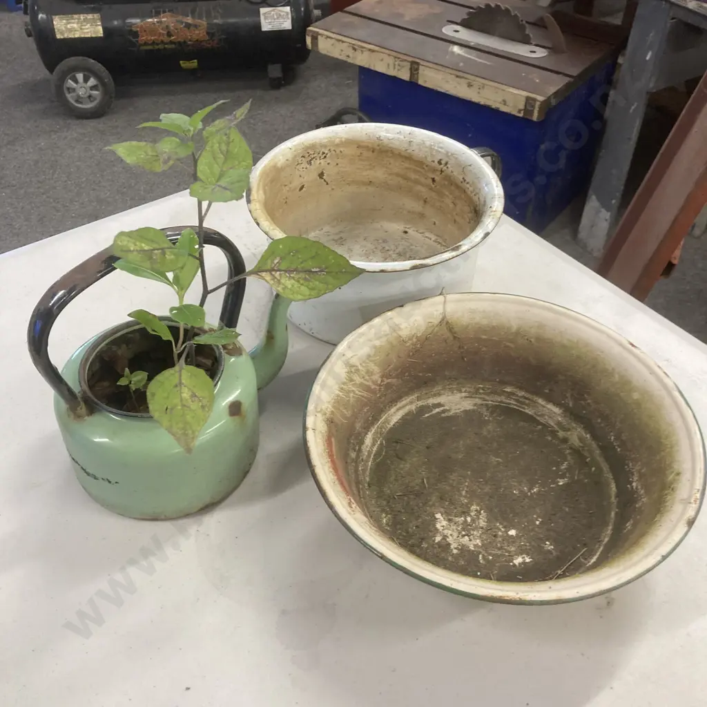 Lot of 3 Enamelware Items Image 1++