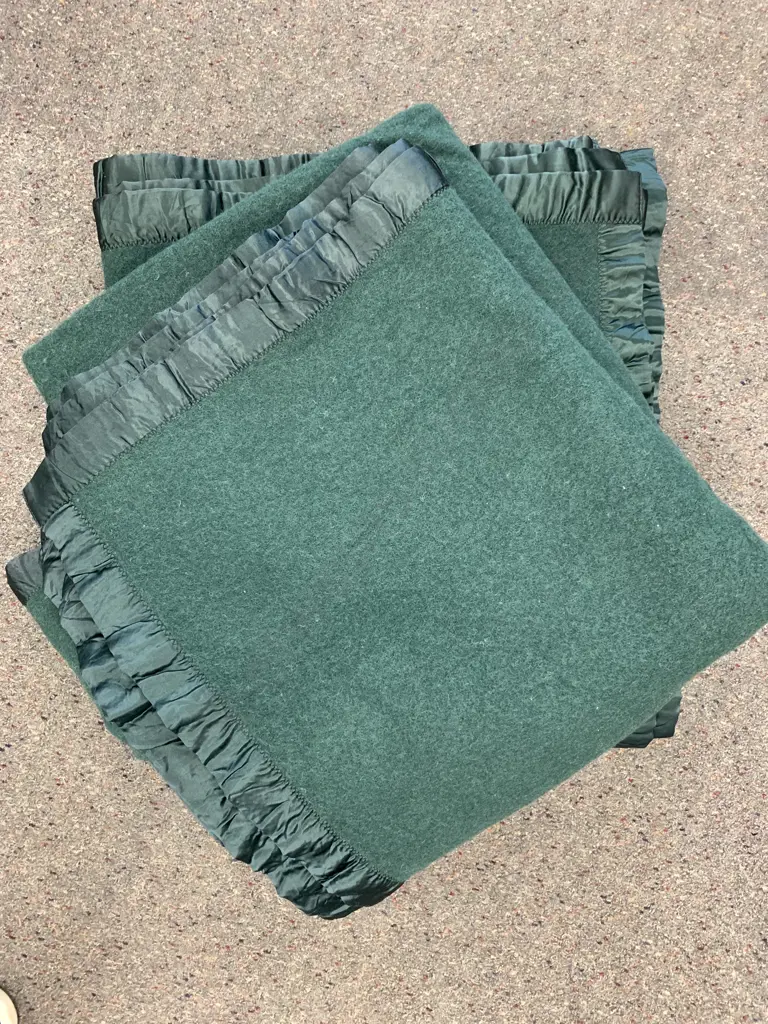 Pair of Queen Size Green Woollen Blankets With Satin Edging Image 1++