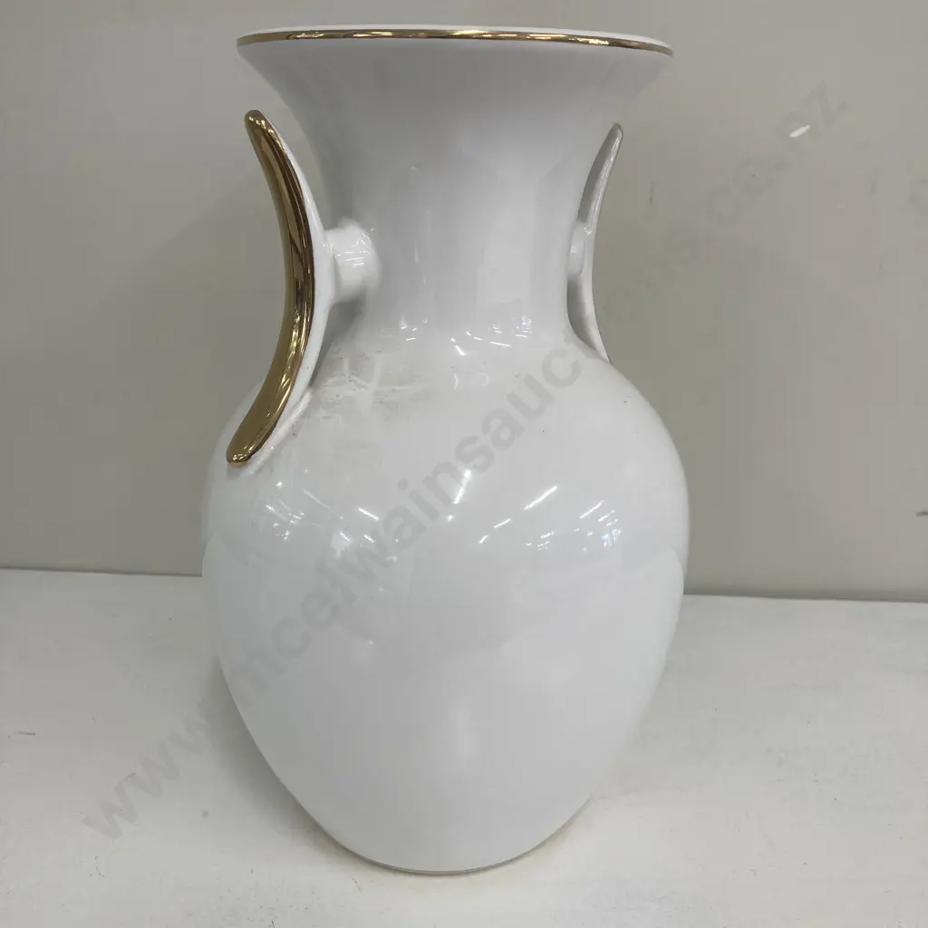 White Chokin Art Twin-Handled Vase Edged In 24k Gold With Peacockes Scene, H26cm, Made In Japan Image 1++