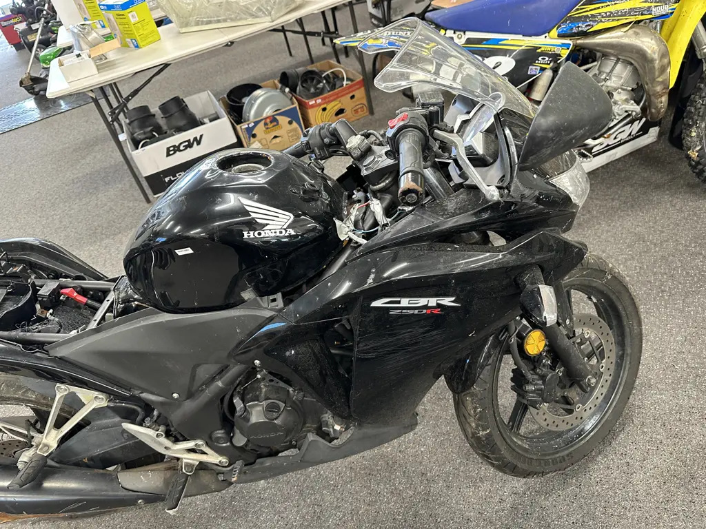 Black Honda CBR 250R Motorcycle (Missing Seat), MLHMC41U605100692 Image 1++