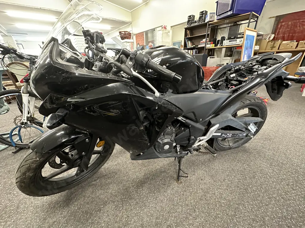 Black Honda CBR 250R Motorcycle (Missing Seat), MLHMC41U605100692 Image 1++