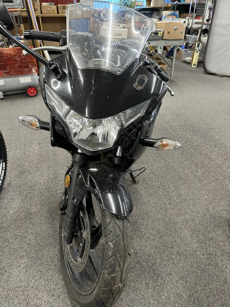 Black Honda CBR 250R Motorcycle (Missing Seat), MLHMC41U605100692 Image 1++