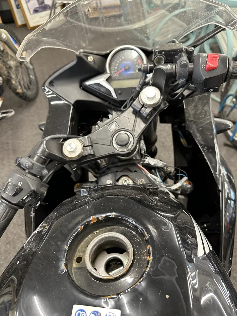 Black Honda CBR 250R Motorcycle (Missing Seat), MLHMC41U605100692 Image 1++