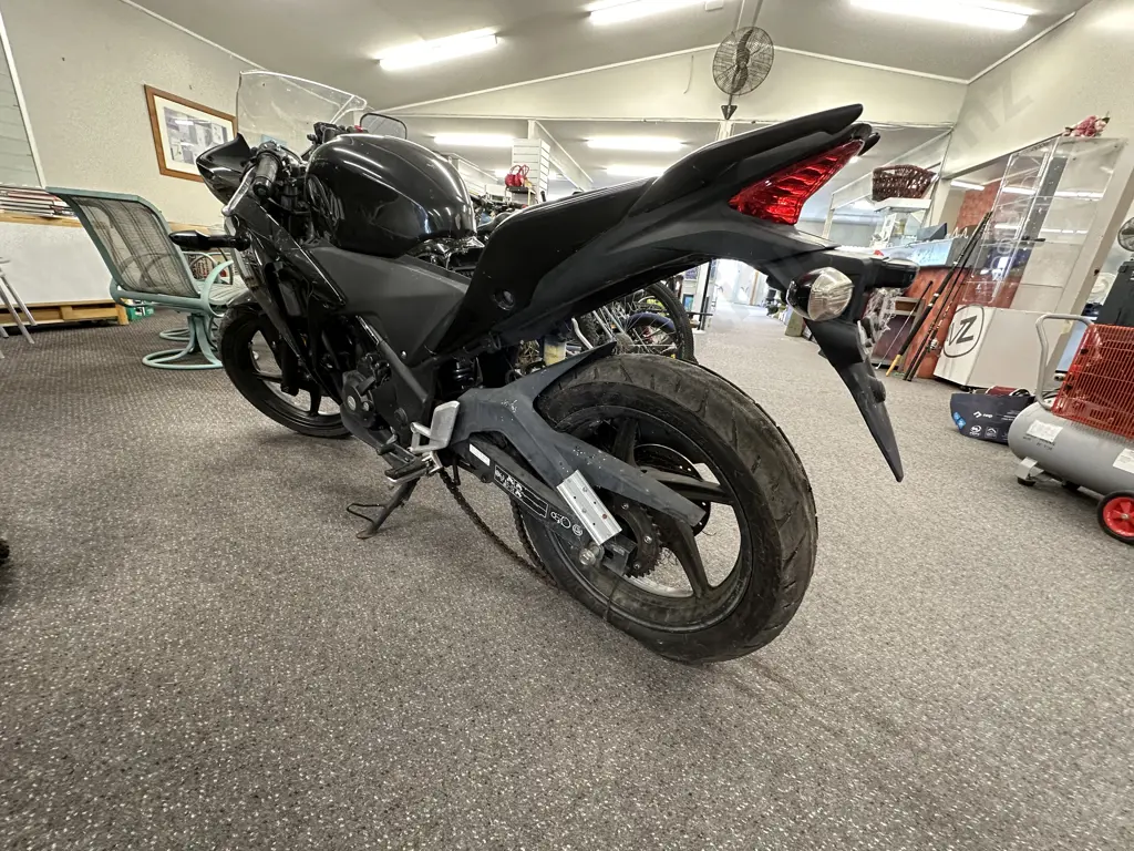 Black Honda CBR 250R Motorcycle (Missing Seat), MLHMC41U605100692 Image 1++