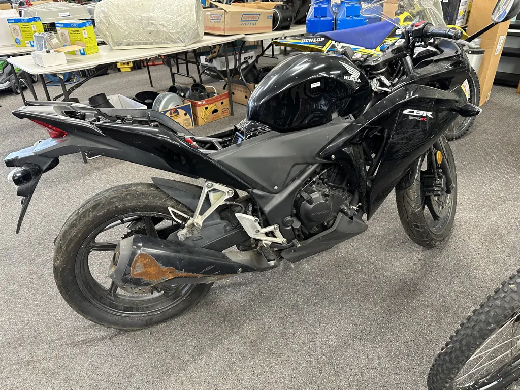 Black Honda CBR 250R Motorcycle (Missing Seat), MLHMC41U605100692 Image 1++