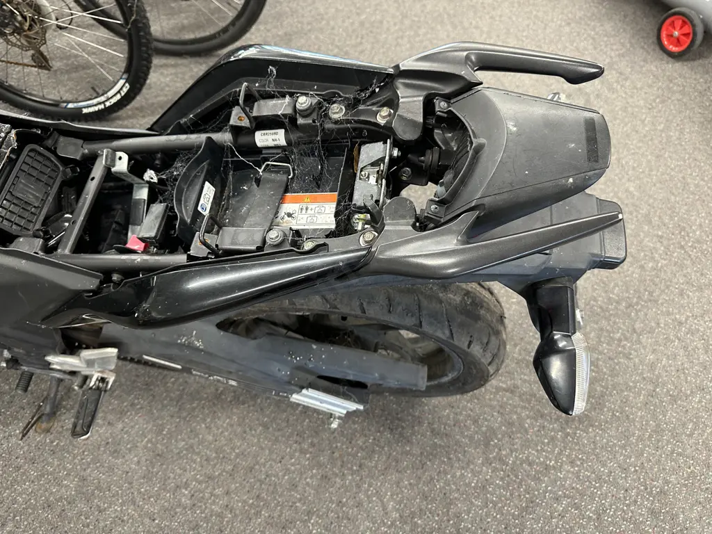 Black Honda CBR 250R Motorcycle (Missing Seat), MLHMC41U605100692 Image 1++