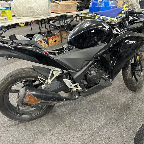 Black Honda CBR 250R Motorcycle (Missing Seat), MLHMC41U605100692