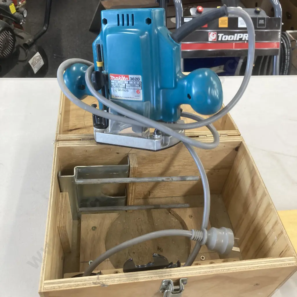 Makita 1000W Router In Wooden Case With Box of Router Bits Image 1++