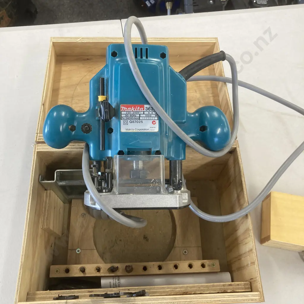 Makita 1000W Router In Wooden Case With Box of Router Bits Image 1++