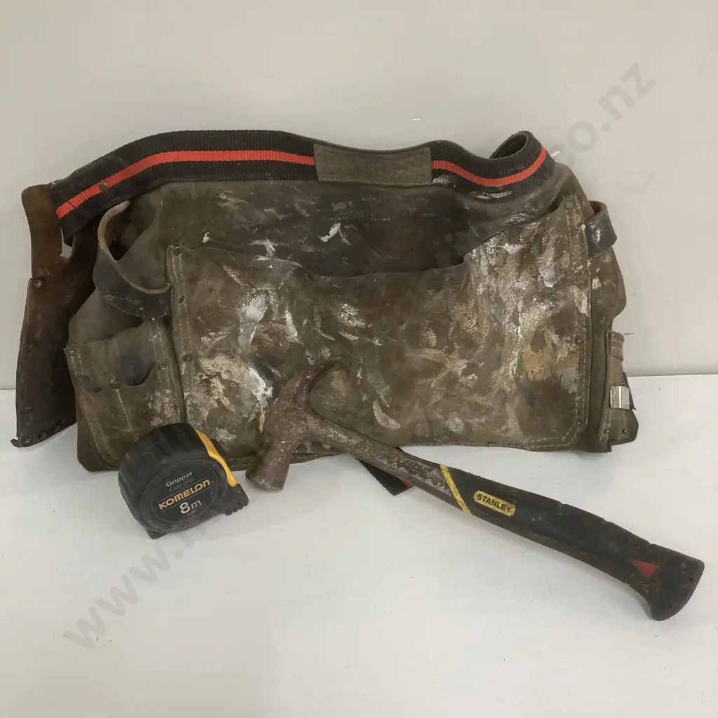 Taurus Builders Apron, Stanley Claw Hammer & Komelon 8M Tape Measure Image 1++
