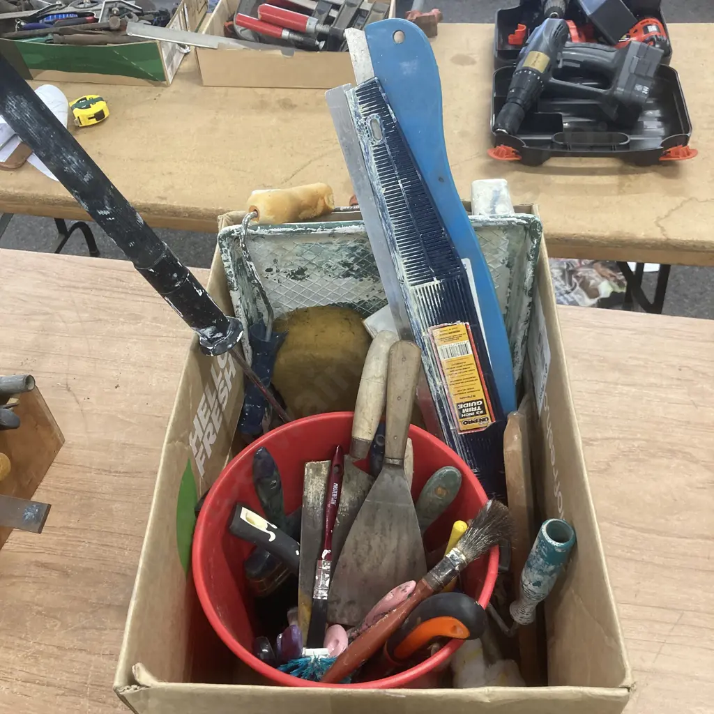 Box Lot Painting, Scrapers, Trowels Etc Image 1++