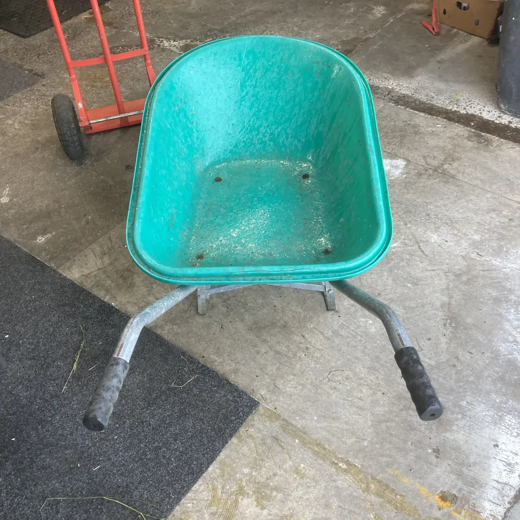 Gardeners Wheelbarrow With Green Poly Tray & Gardeners Choice Loppers Image 1++