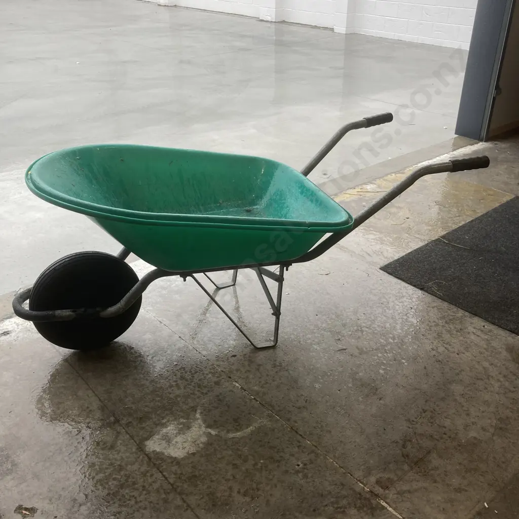 Gardeners Wheelbarrow With Green Poly Tray & Gardeners Choice Loppers Image 1++