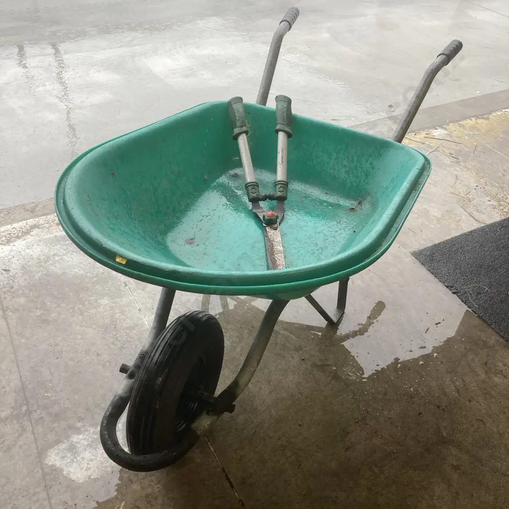 Gardeners Wheelbarrow With Green Poly Tray & Gardeners Choice Loppers Image 1++