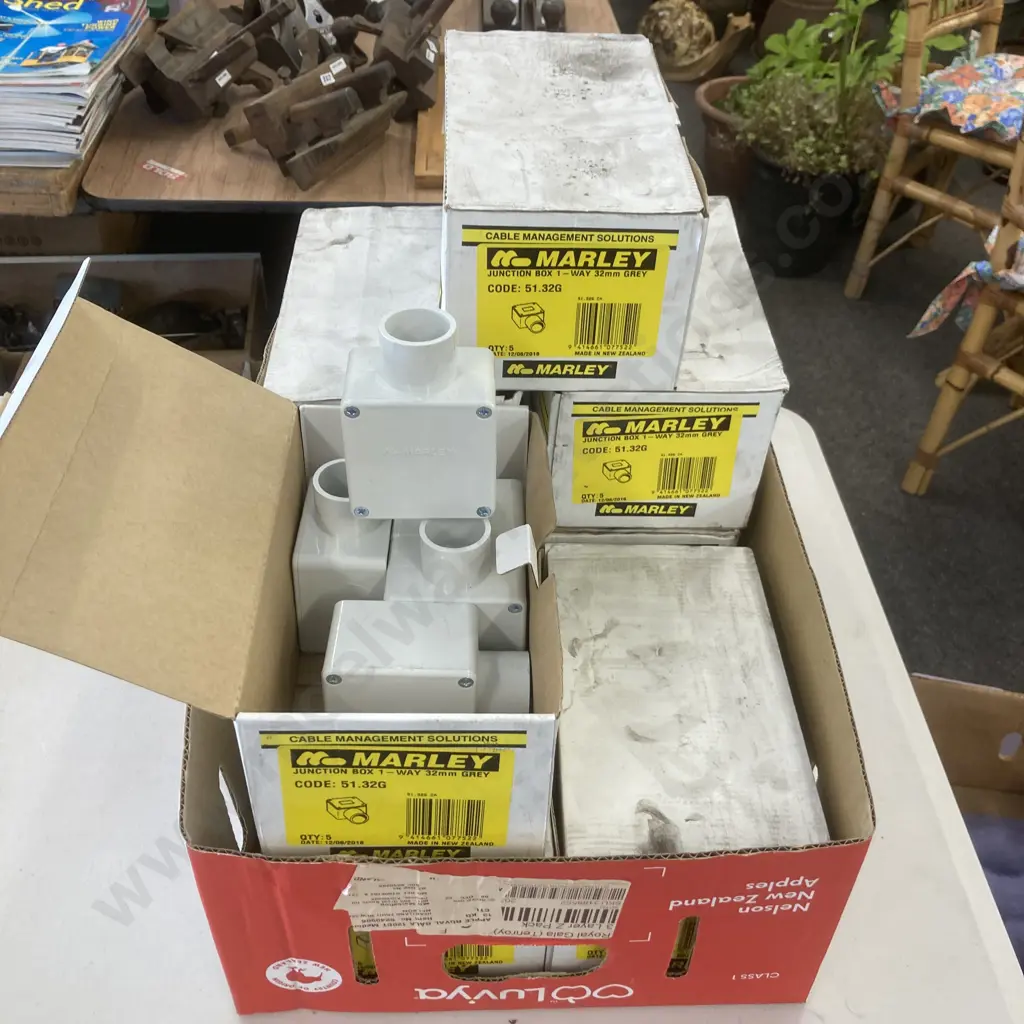 Marley Junction Box 1-Way 32mm Grey, 8 Boxes Of 5 Image 1++