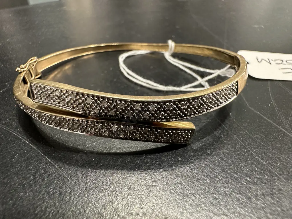 9ct Stamped 375 Yellow Gold Diamond Bracelet (Valuation $2700) 30 Diamonds Bead Set In Two Rows, Total Weight 10.31grams Image 1++