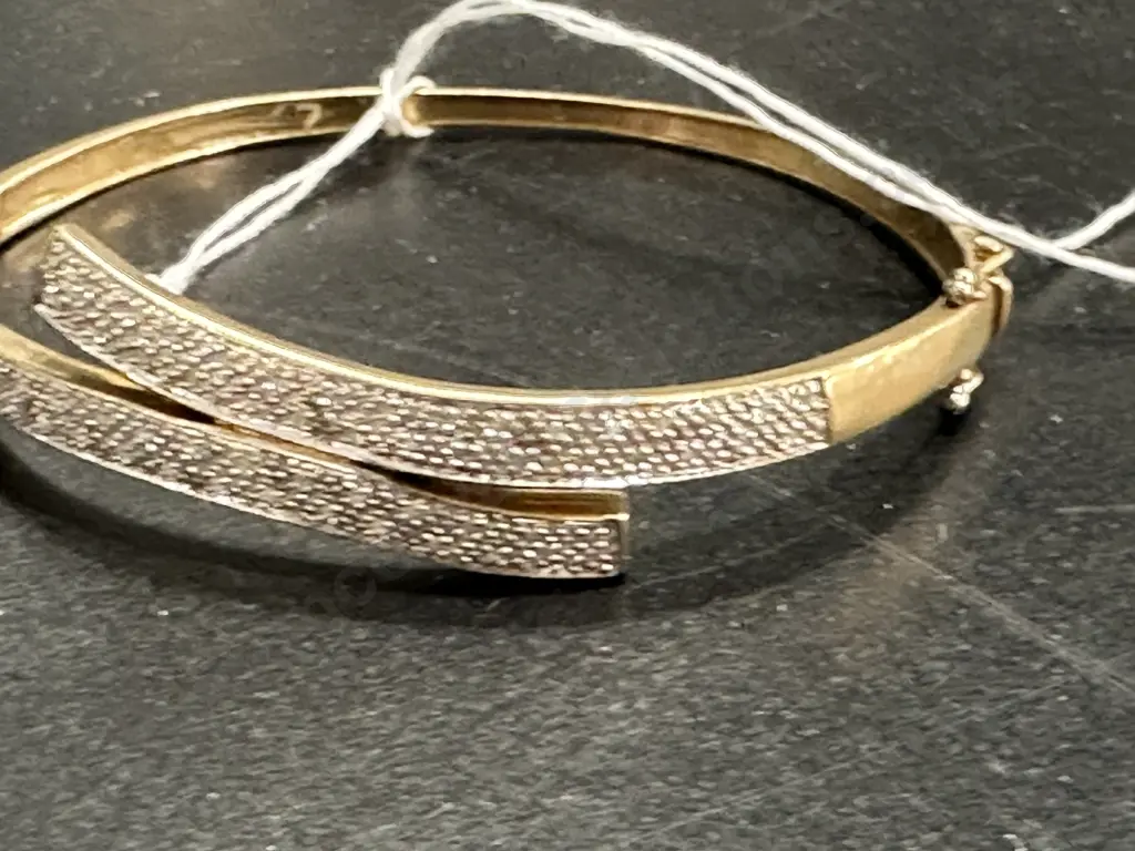 9ct Stamped 375 Yellow Gold Diamond Bracelet (Valuation $2700) 30 Diamonds Bead Set In Two Rows, Total Weight 10.31grams Image 1++