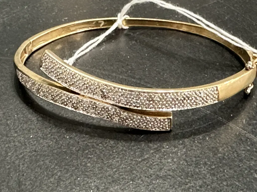 9ct Stamped 375 Yellow Gold Diamond Bracelet (Valuation $2700) 30 Diamonds Bead Set In Two Rows, Total Weight 10.31grams Image 1++