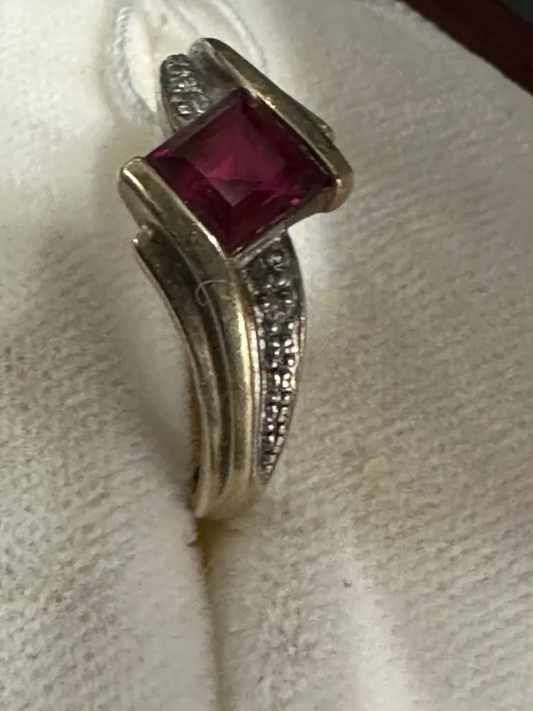 9ct Gold Stamped 375 Diamond & Ruby Ring Image 1++