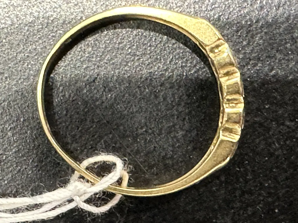 9ct Gold Stamped 375 Ring With 5 Diamonds Image 1++