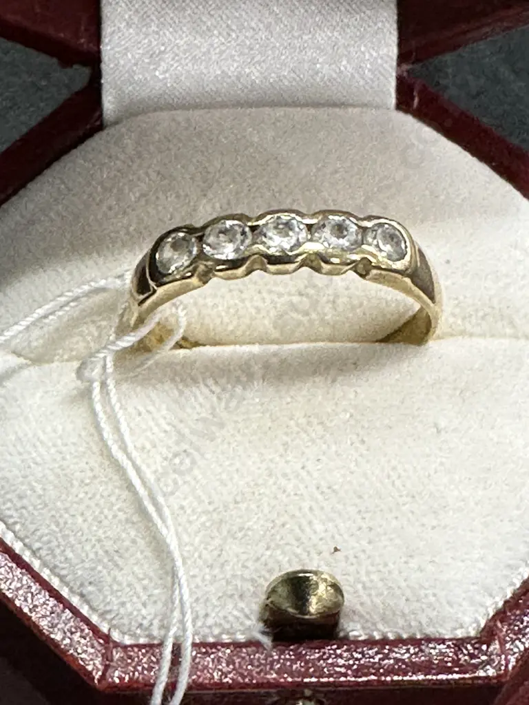 9ct Gold Stamped 375 Ring With 5 Diamonds Image 1++