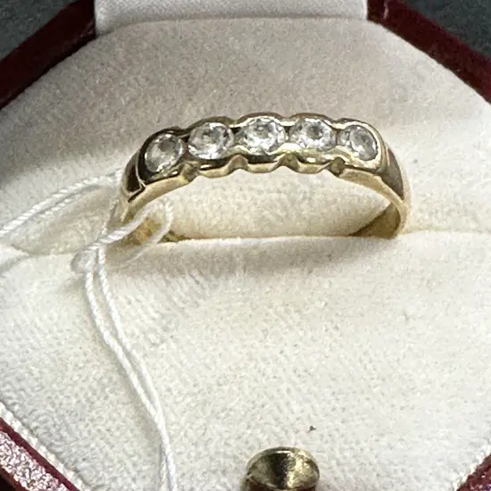 9ct Gold Stamped 375 Ring With 5 Diamonds