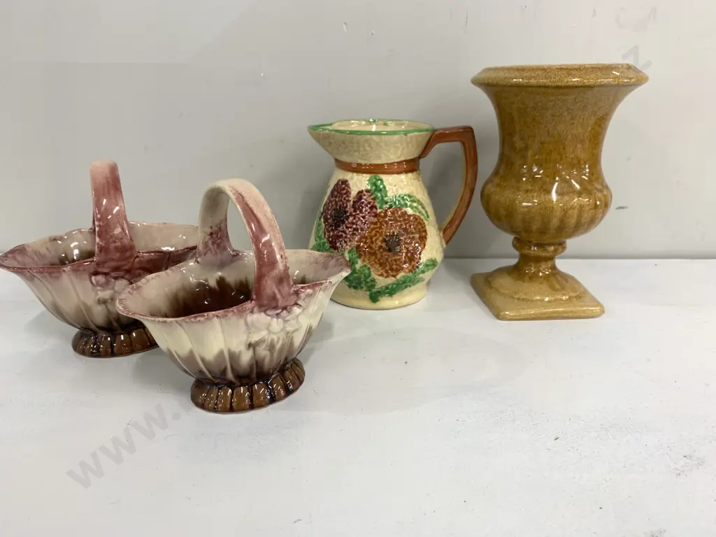 Selection Of Vintage Pottery Items  Image 1++