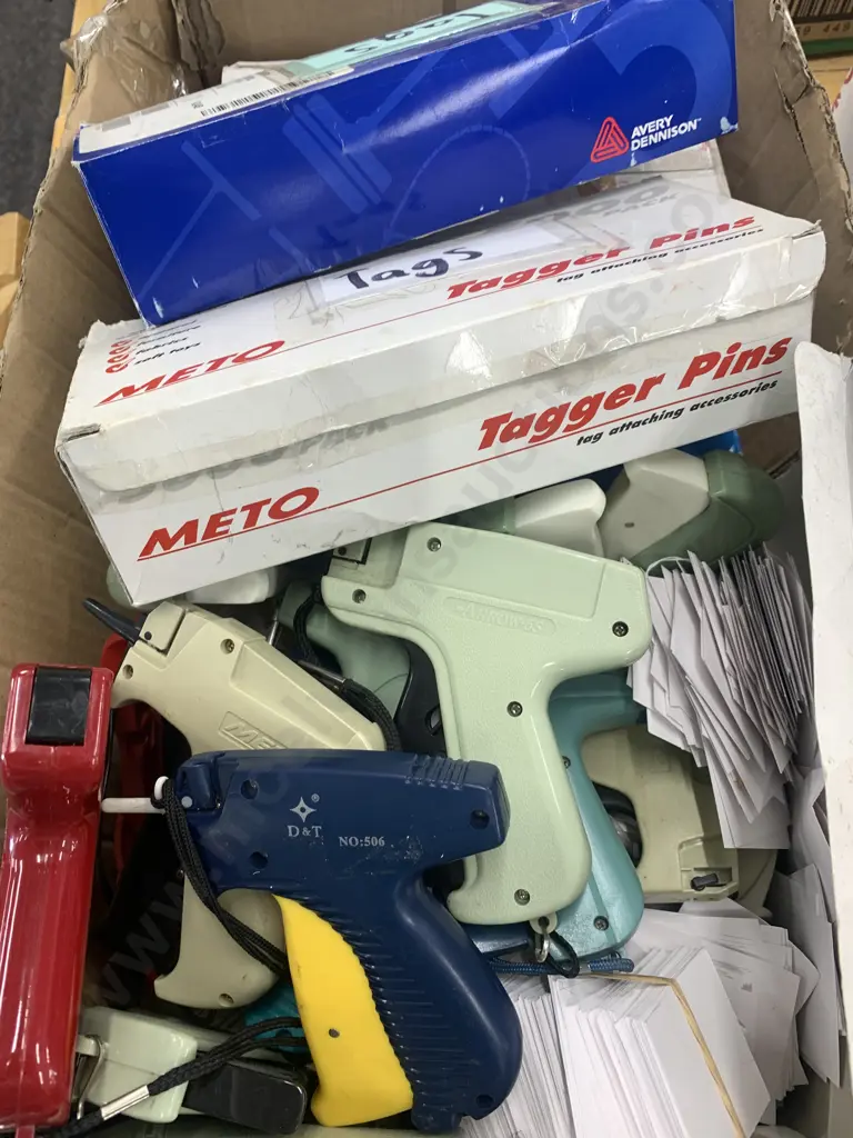 Selection Of Tagging Guns, Cards And Tagging Pins Image 1++