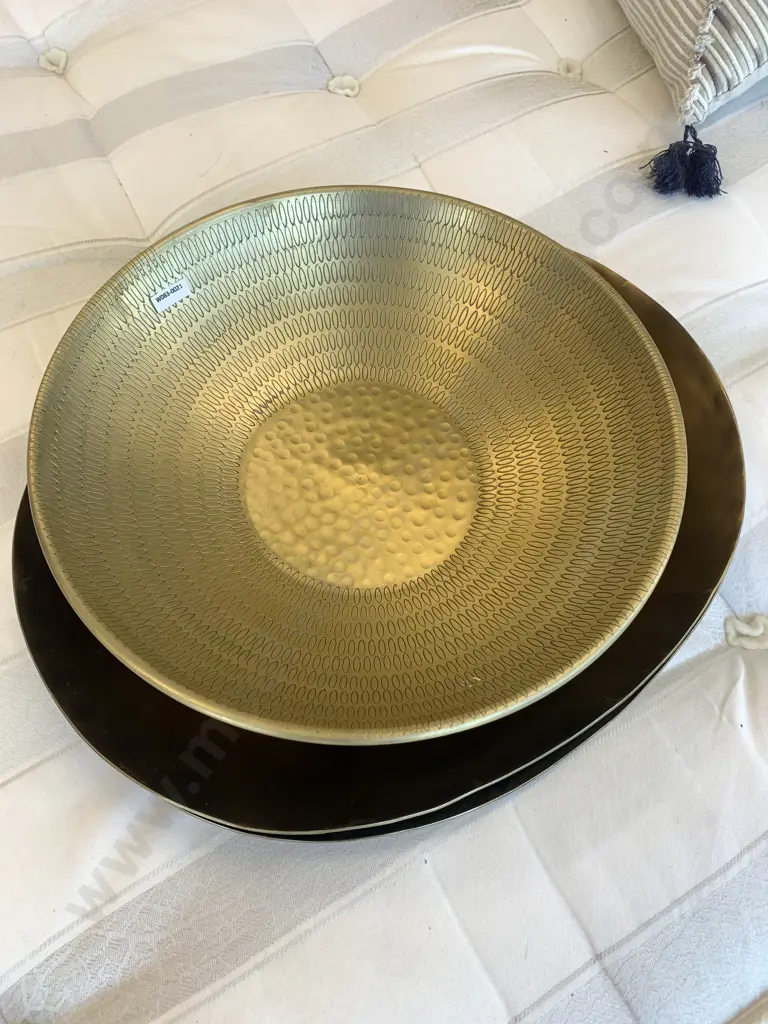 Le Forge Gold Coloured Oval Platters x2 L 50cm With Round Gold Coloured Decorative Bowl Diam40cm Image 1++