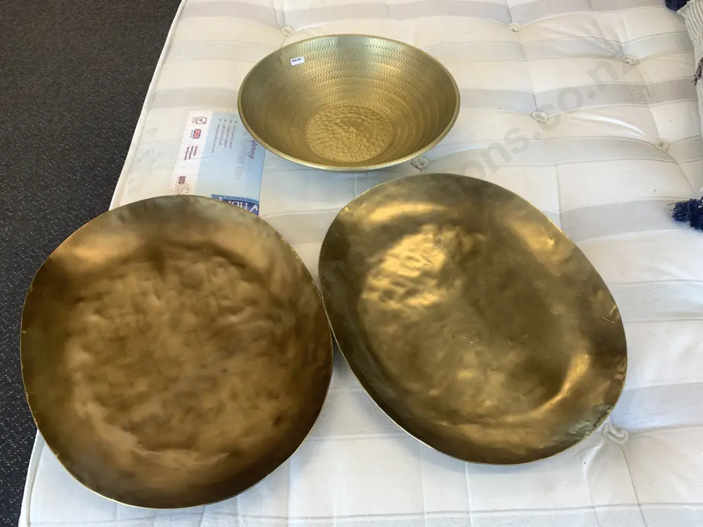 Le Forge Gold Coloured Oval Platters x2 L 50cm With Round Gold Coloured Decorative Bowl Diam40cm Image 1++