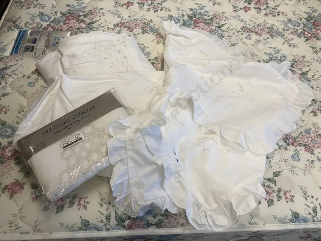 Vintage White Single Bed Linen, Valance, Duvet Cover, Triangular Pillow Cases Image 1++