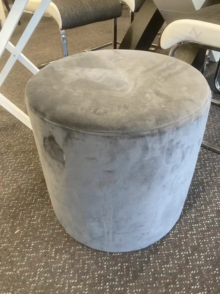 Round Grey Ottoman, 43 x 45cm (af on side) Image 1++