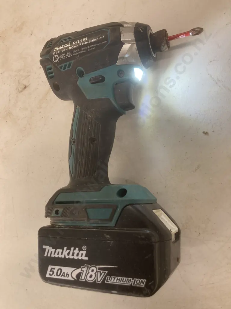 Makita 18V Impact Driver Brushless LXT Skin, Model DTD153 With A 5.0Ah Battery Image 1++