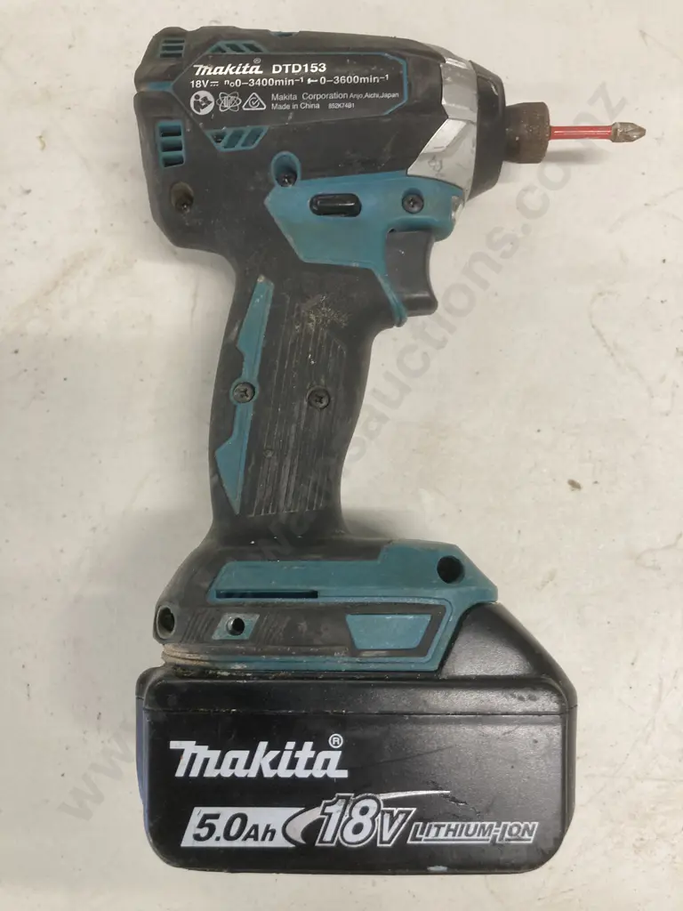Makita 18V Impact Driver Brushless LXT Skin, Model DTD153 With A 5.0Ah Battery Image 1++