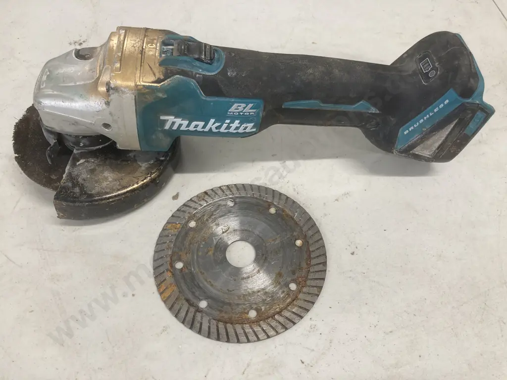 Makita 18V Angle Grinder Brushless LXT 165mm Skin, Model DGA504 With a Disc Image 1++