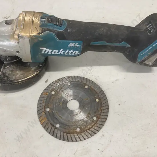 Makita 18V Angle Grinder Brushless LXT 165mm Skin, Model DGA504 With a Disc