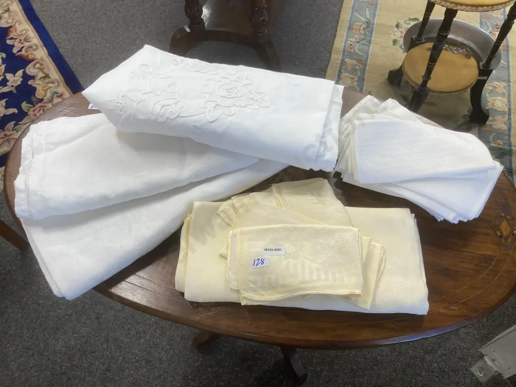 Selection of Vintage Table Cloths & Napkins Image 1++
