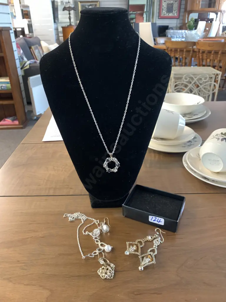 Selection of Costume Jewellery including necklaces and earrings Image 1++