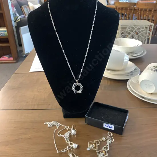 Selection of Costume Jewellery including necklaces and earrings