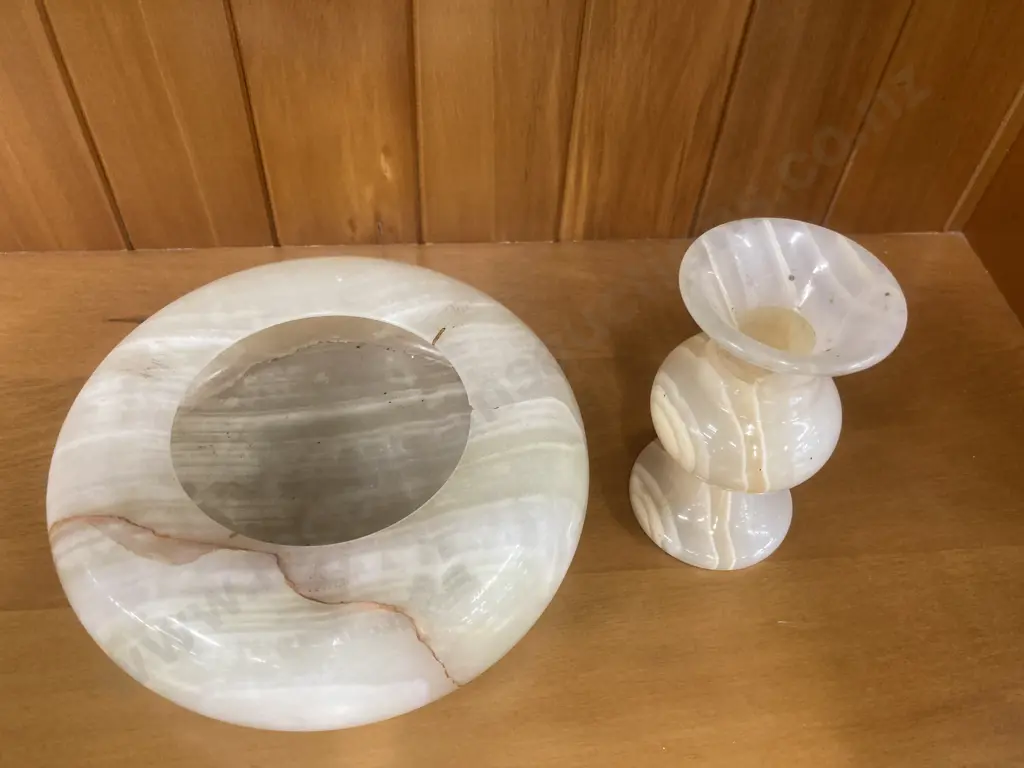 Vintage Mottled Cream Onyx Ashtray, Dia 15cm With a Footed Onyx Bud Vase, H10cm Image 1++