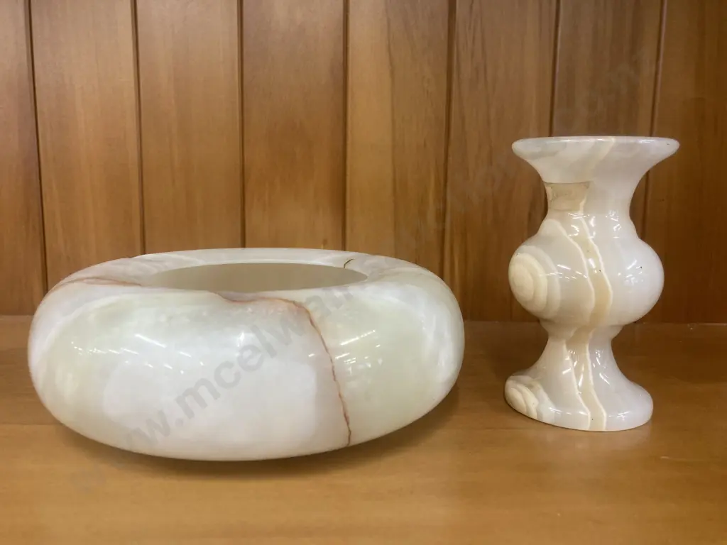 Vintage Mottled Cream Onyx Ashtray, Dia 15cm With a Footed Onyx Bud Vase, H10cm Image 1++