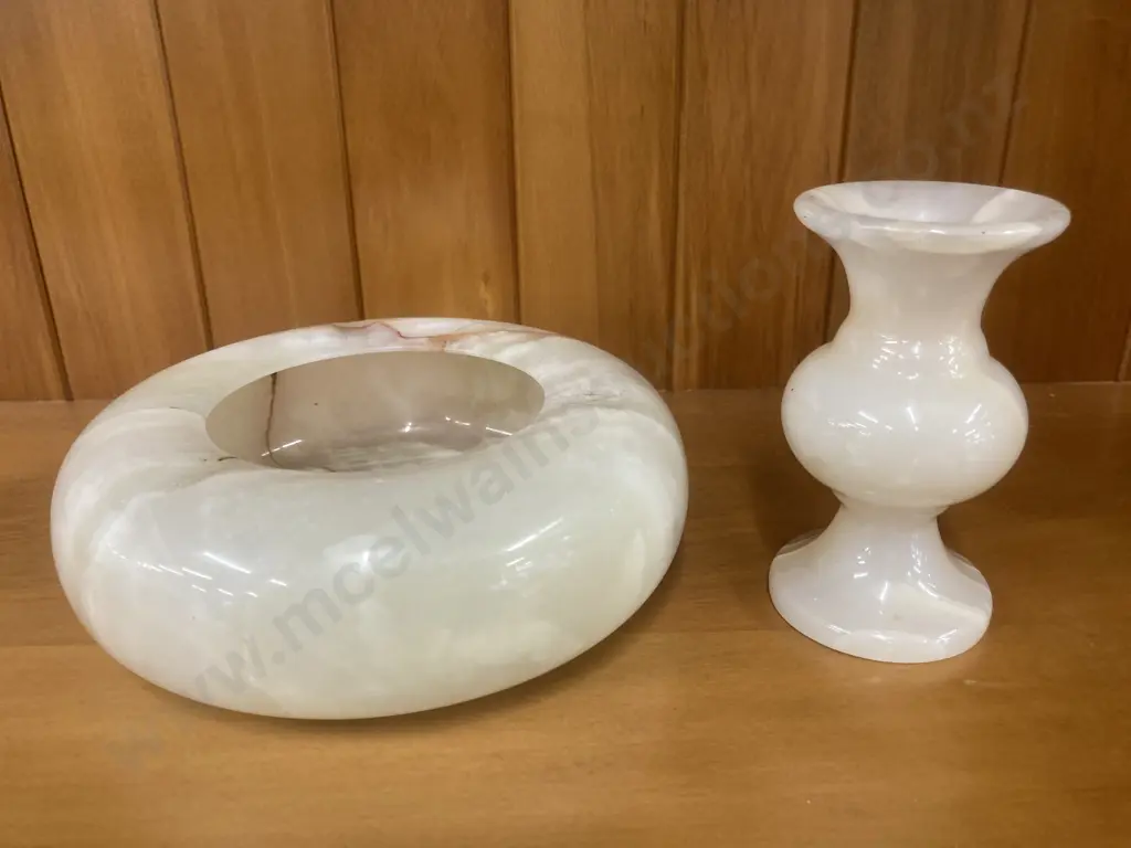 Vintage Mottled Cream Onyx Ashtray, Dia 15cm With a Footed Onyx Bud Vase, H10cm Image 1++