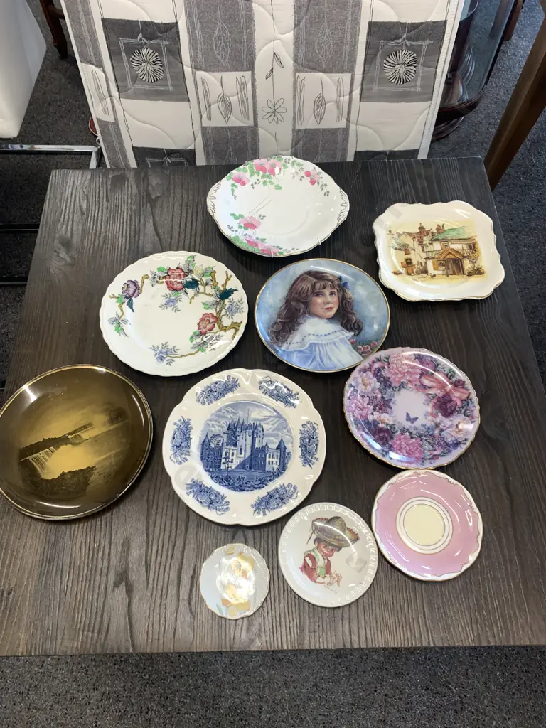 Collection of Collectors Plates, Assorted Platters & Demi Dishes Including Brownie Downing Etc Image 1++