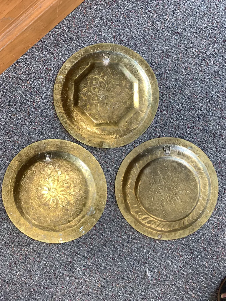 Round Brass Wall Plaques, 30cm Image 1++